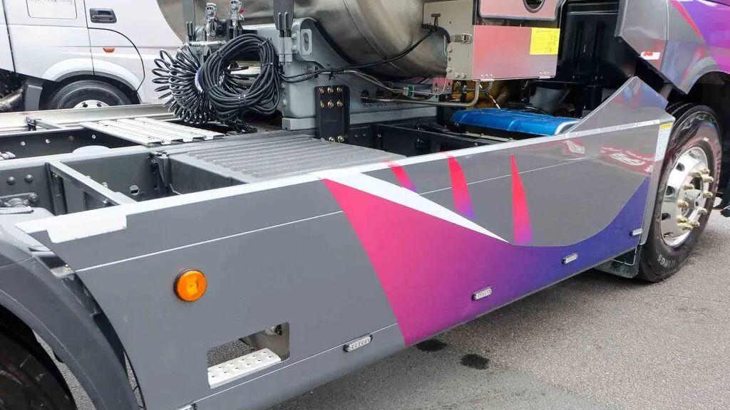 龙魂动能诠释中国卡车文化！乘龙HK改装卡车亮相玉柴年会，有了改装件果然霸气十足！