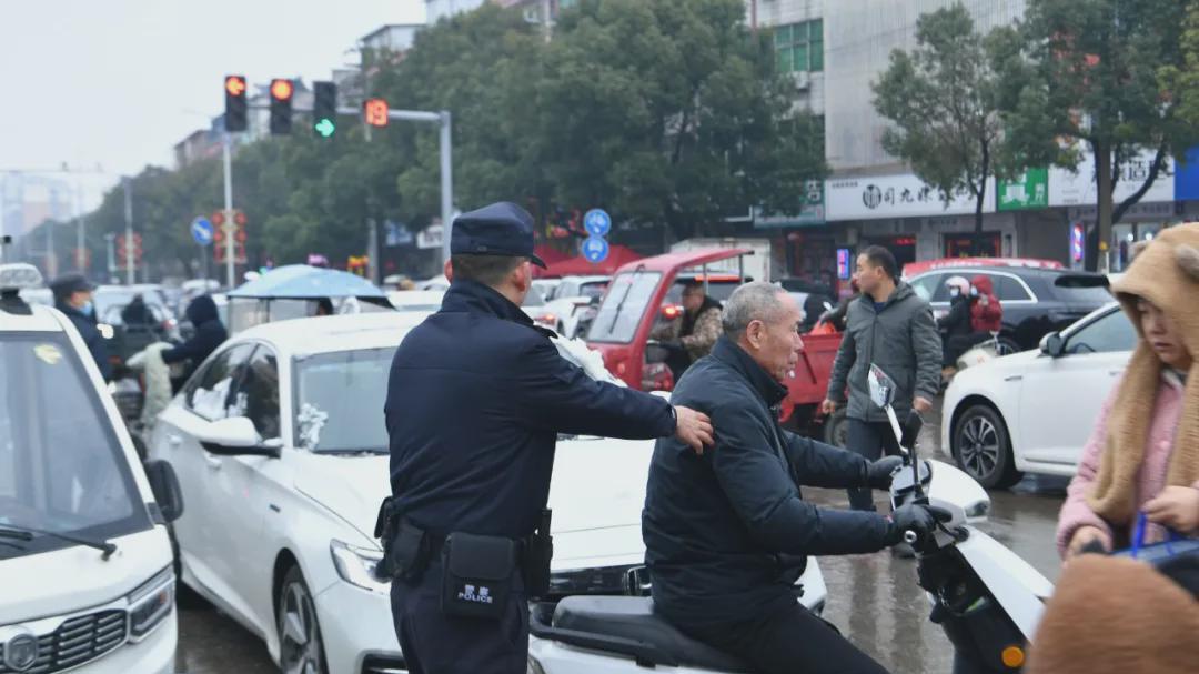 息县公安：风雪袭城，那一抹“藏蓝”是除夕最温暖的底色