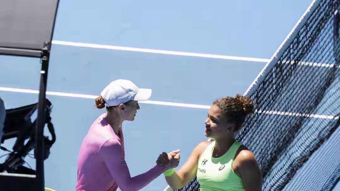 澳网意大利保利尼2比0战胜白俄罗斯选手萨斯诺维奇