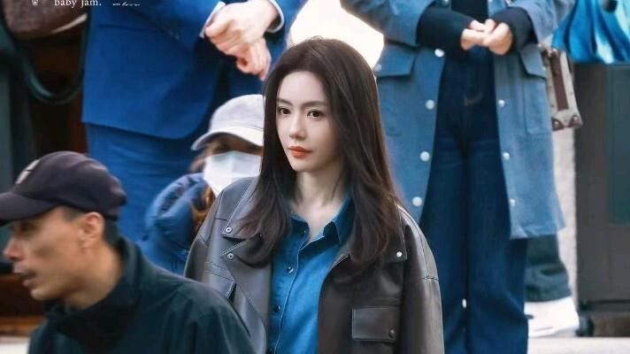 蔡文静真是穿搭高手！黑色皮衣+牛仔衬衫+白裤子，时髦减龄又高级