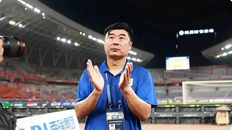 泰山队宿茂臻和韩鹏一块辞职下课，2人的球员和教练时代带给球迷不同的青春岁月，从功勋球员到主帅的黯然离