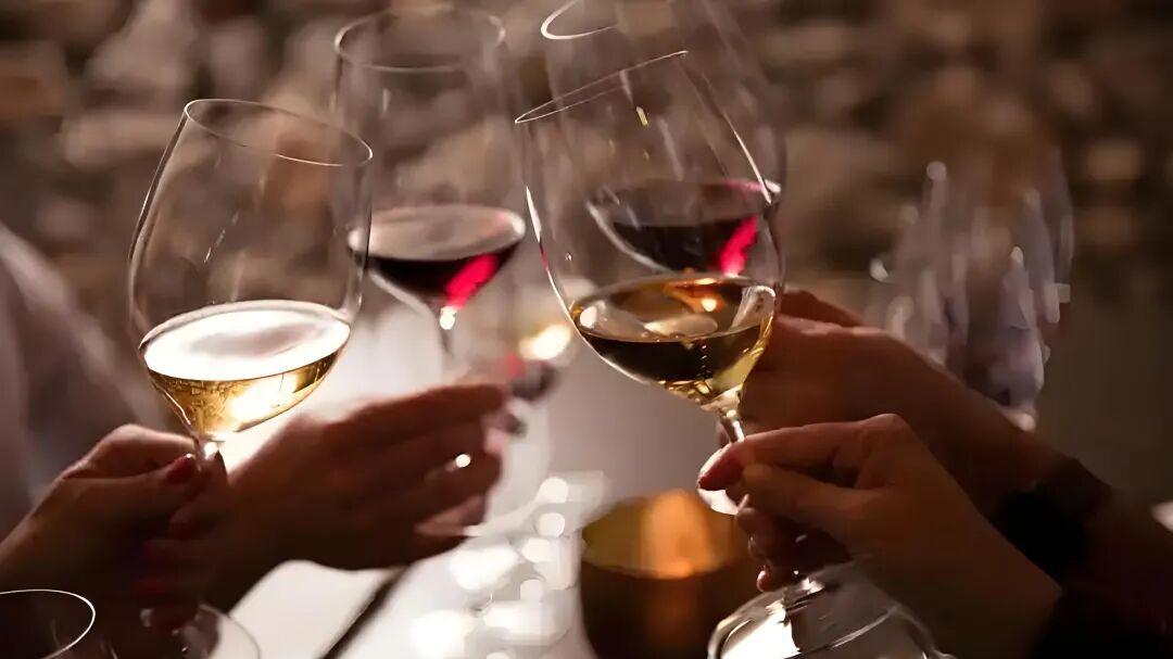 七律·美酒共欢聚