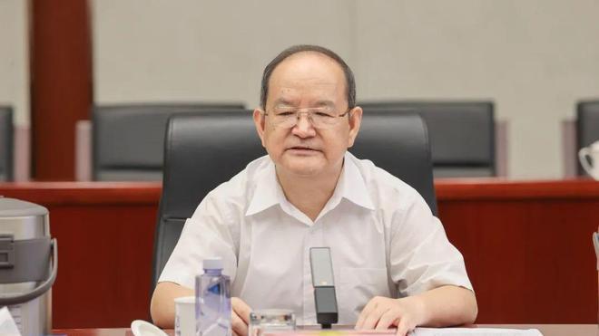 原广西壮族自治区党委书记鹿心社简历