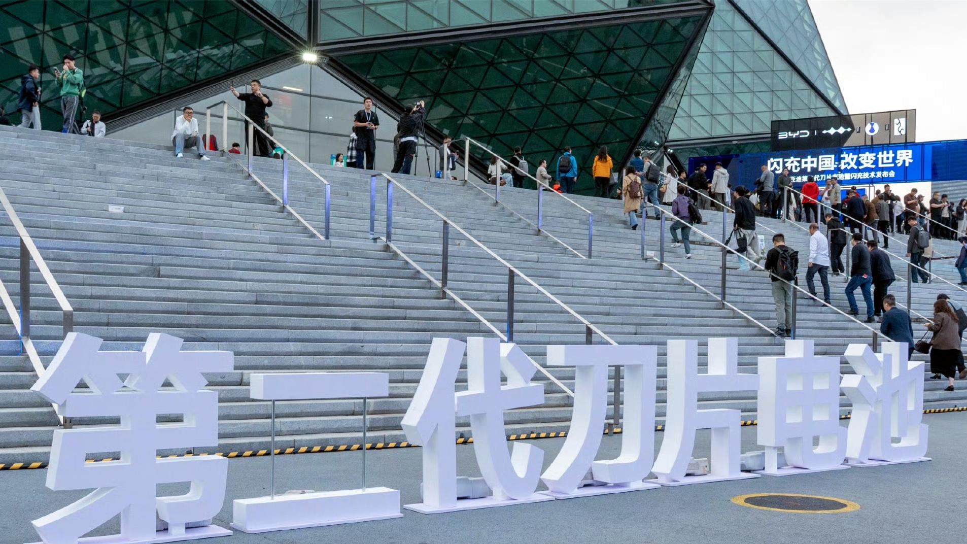 建设速度太快了！才用了26天，比亚迪第5000座闪充站已经落地