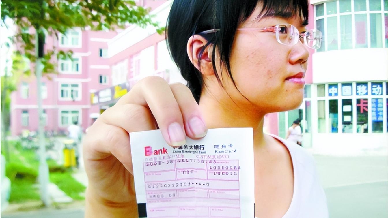 两万块钱学费被吞，没入学没报到竟扣一万六，家长气炸了