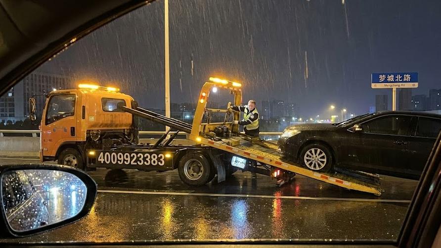 合肥老司机后怕！北一环高架雨夜突发“罢工”，揭秘本地道路救援的真实底价！
