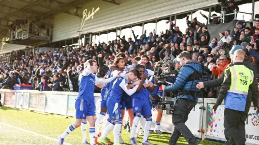 水晶宫败给非联赛球队，队长马克·格伊赛后与球迷激烈对峙