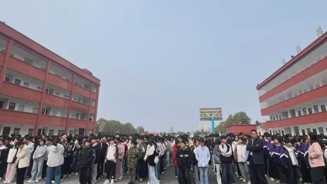 信阳市平桥区邢集镇中心学校开展网络安全校园普法活动