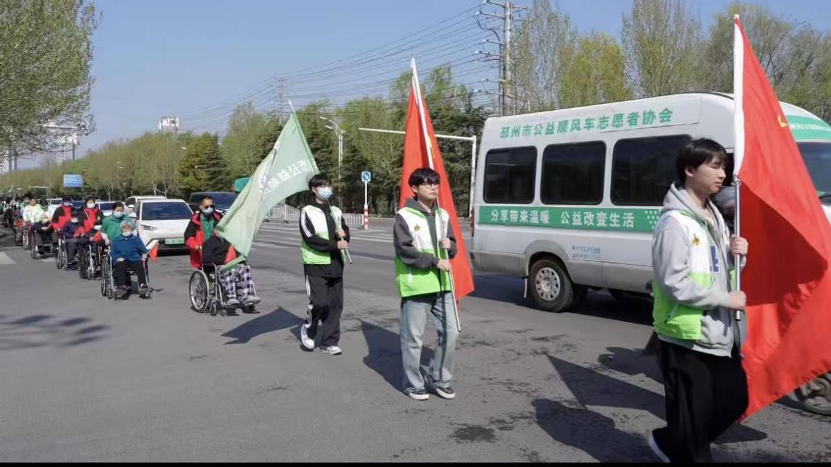 推着老人游邳州！百名平安志愿者用爱温暖一座城