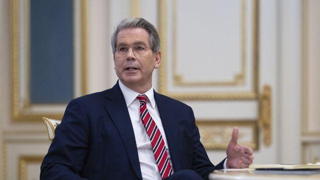 贝森特突然指责中国囤石油，到底想干什么？美国霸权焦虑已显现