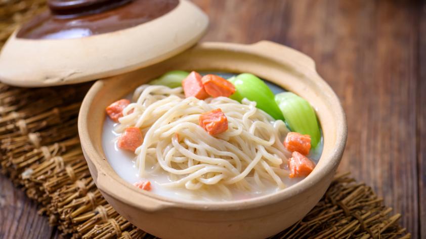 鲜醇入味又养人！申和三文鱼面条，解锁健康主食新体验