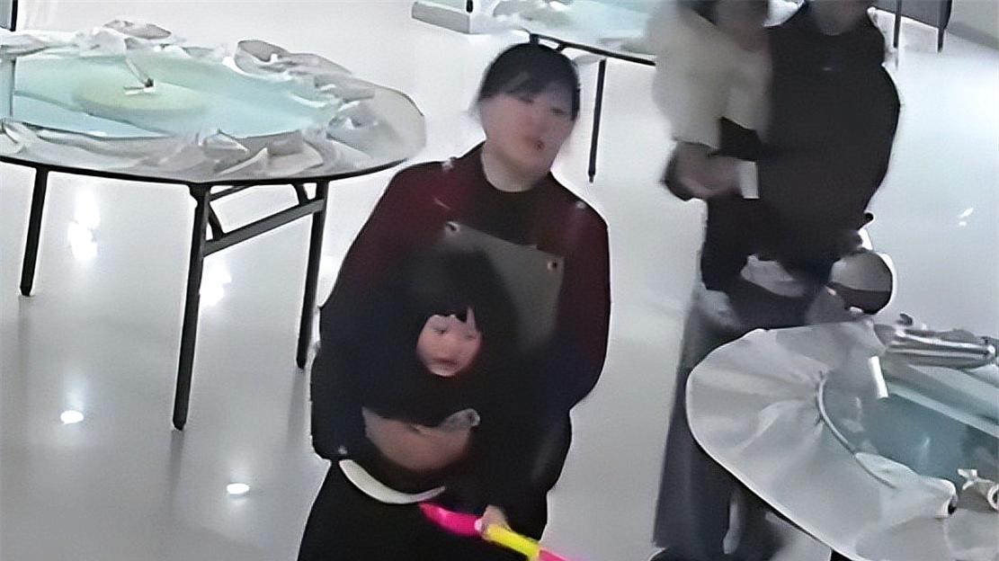 女子将2岁幼儿打骨折后续，身份被曝竟还是个老师，家属跑受害者店里大闹