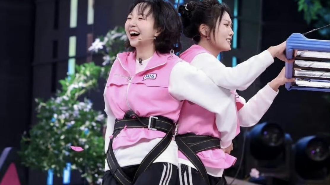 李嘉琦李雪琴同框瘦成“粉红闪电”，网友直呼：这届女明星卷疯了！