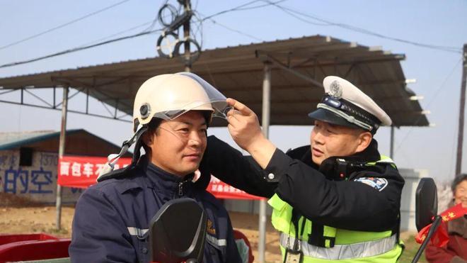 夏县公安交警杏花园里“话安全”美丽乡村“警”相伴