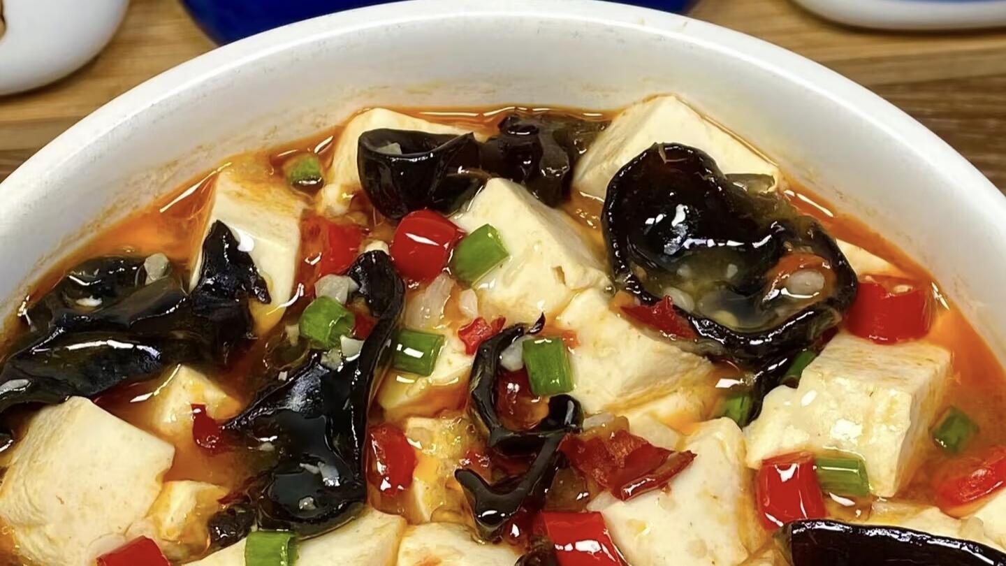 别再只会清炒了！木耳烧豆腐这样做，软嫩与爽脆的极致碰撞！