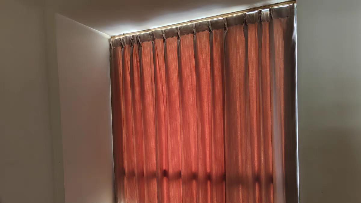 选对飘窗窗帘遮光款！中波帘让卧室黑到自然醒，家装幸福感拉满