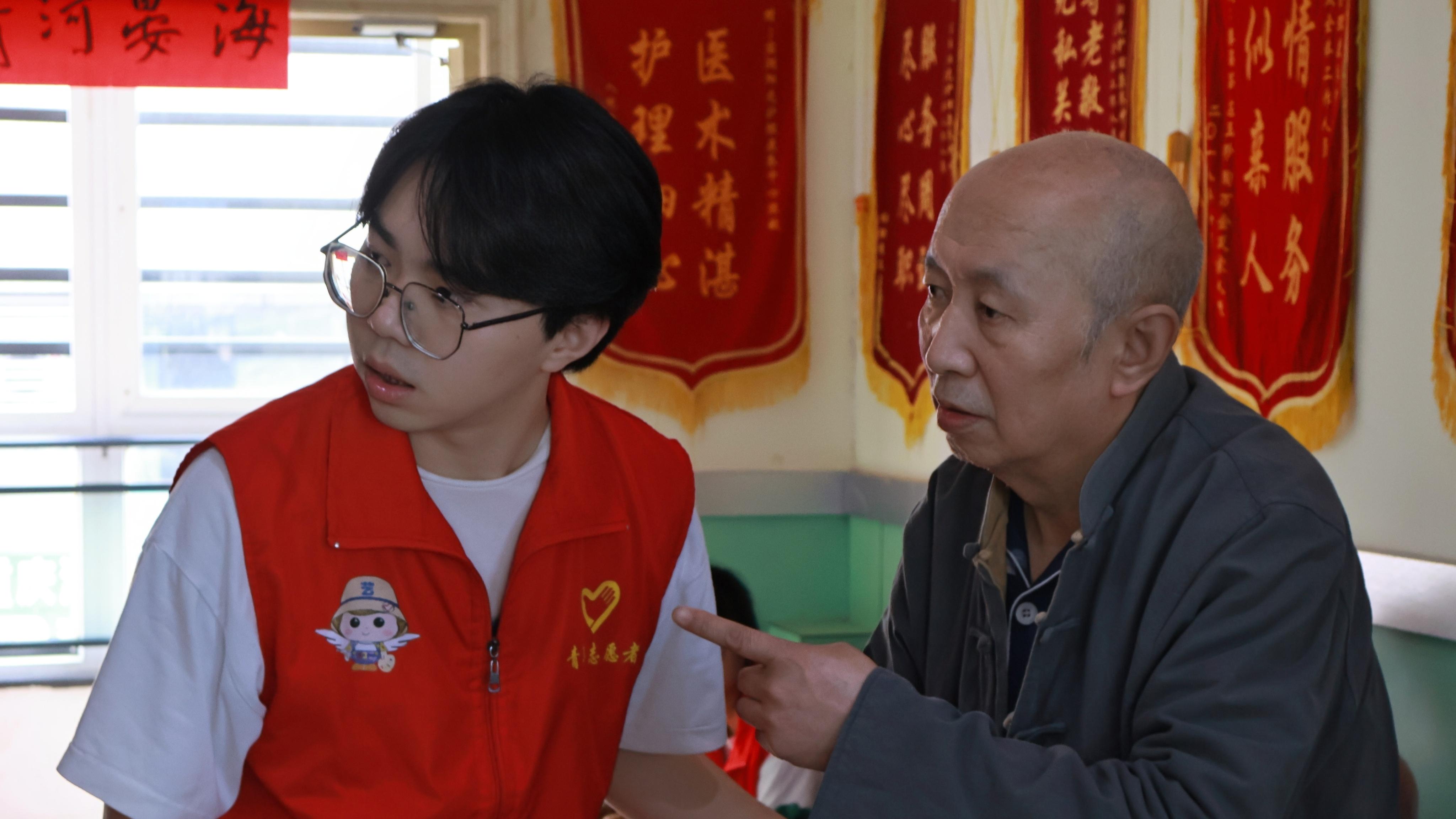暮春四月暖意浓，敬老深情共此时 ——记艺术传媒学院青年志愿者协会“暖夕阳”服务专项支队第106期活动