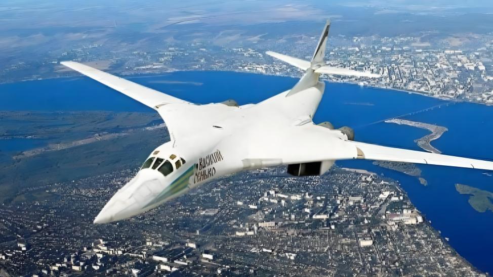 反正发不起工资，飞行员干脆将8架轰炸机开回老家，俄罗斯乐坏了