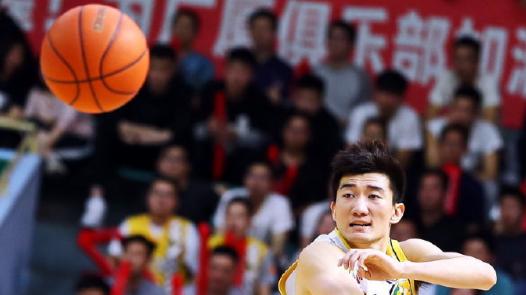 关键上篮稳定军心！孙铭徽送11助攻击杀北京 他还不如高诗岩吗