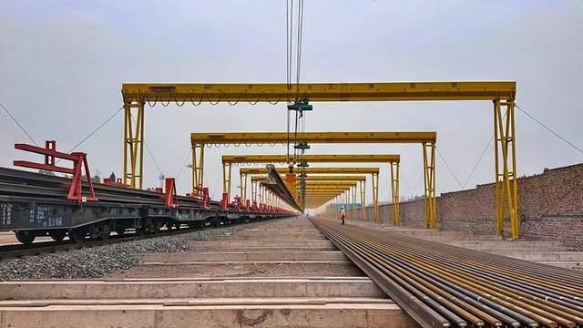 成达万高铁首列500米长钢轨顺利进场
