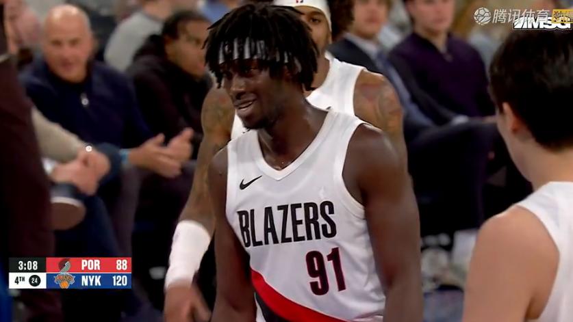 30分惨败！夏普26+3+3，赛后小杨转身走回替补席，和队友击掌