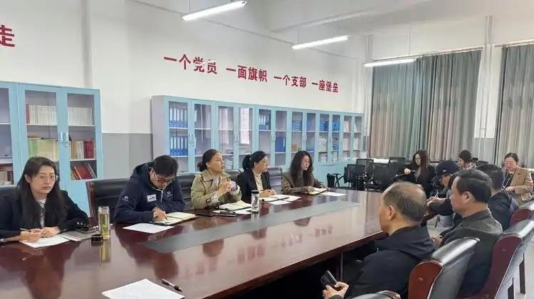 小班制还是增加老师？提高师生比的不同方式