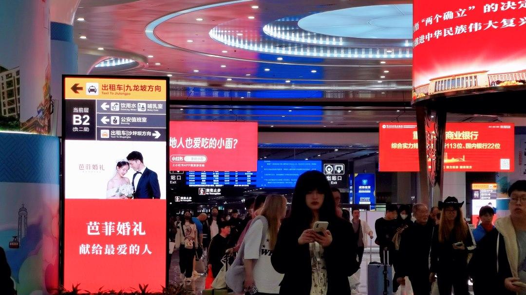 覆盖60%跨省客流！重庆西站吊屏如何成为西南枢纽视觉闸口？