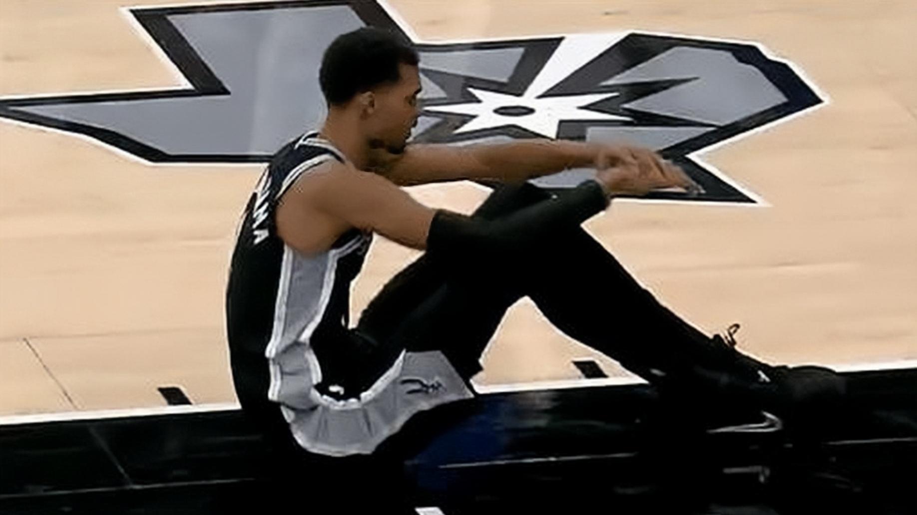 文班又伤了！进攻中被垫脚，返回更衣室后退出比赛