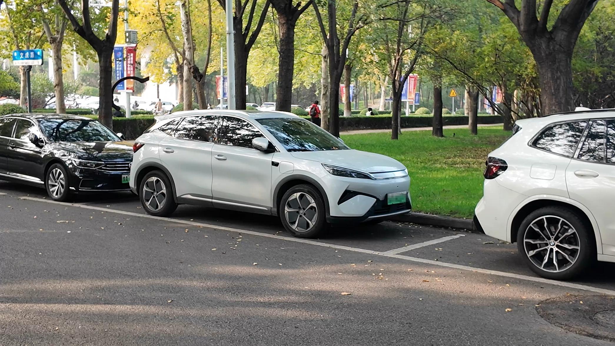 真没想到！高校停车场竟成了比亚迪的“后花园”