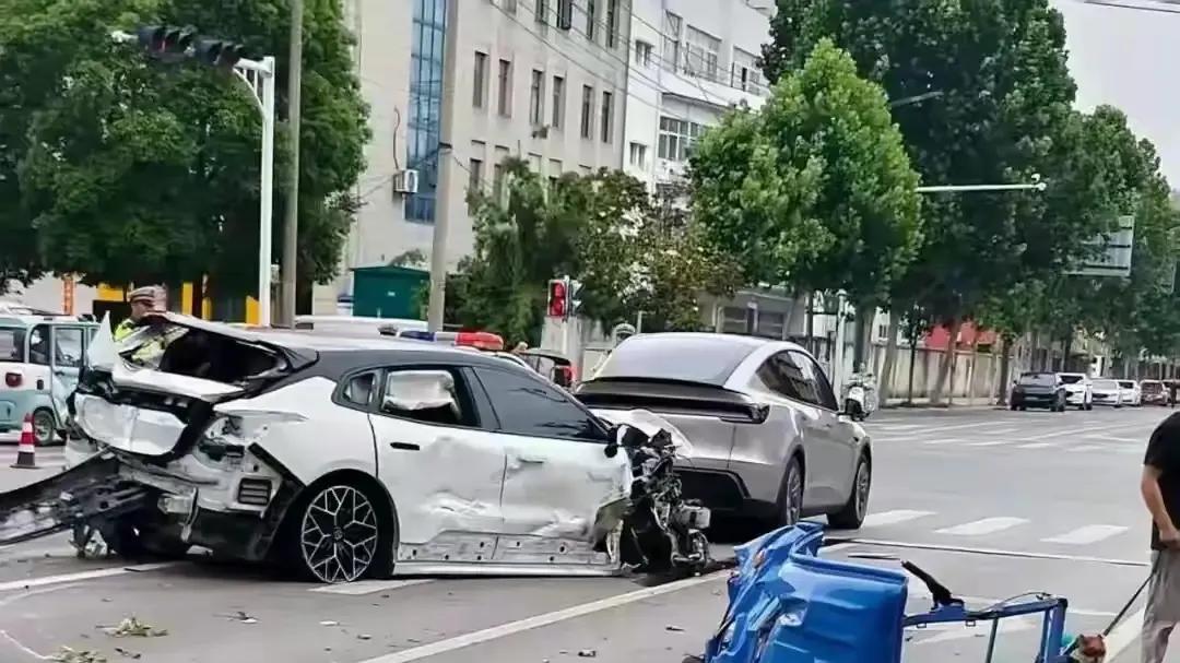 两环卫工人被撞身亡后续：警方通报，驾驶者为23岁女性，系酒后驾车，目击者透露详情
