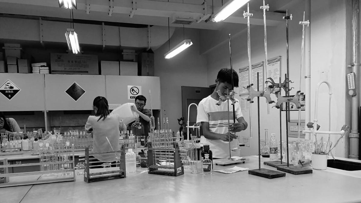 何不食肉糜？博导批寒门学子短视，却不知800元助学金连洗发水都难买！生存账本摆在眼前，谈格局是否奢侈