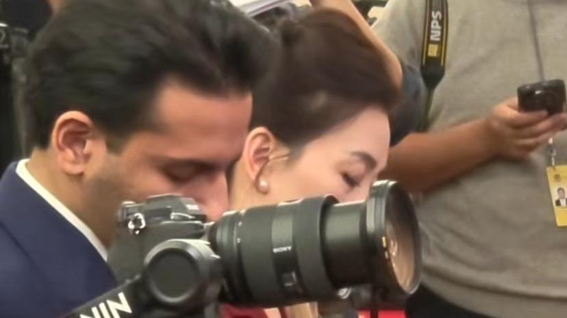 这一对比，折叠屏看着确实更方便