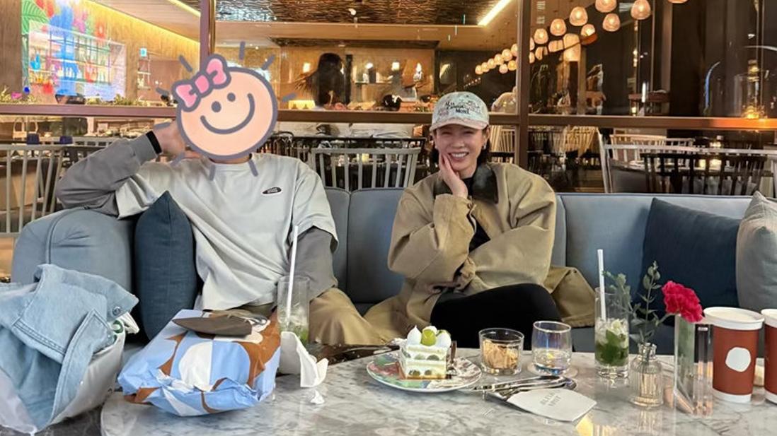 ​孙艺珍晒儿子拍的照片：与玄彬情侣装出镜，夫妇比耶拍照好甜蜜