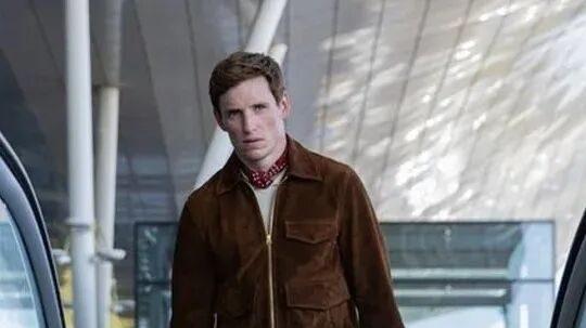 真的，问题不是出在你脸上，而是出在你那件外套的颜色上。