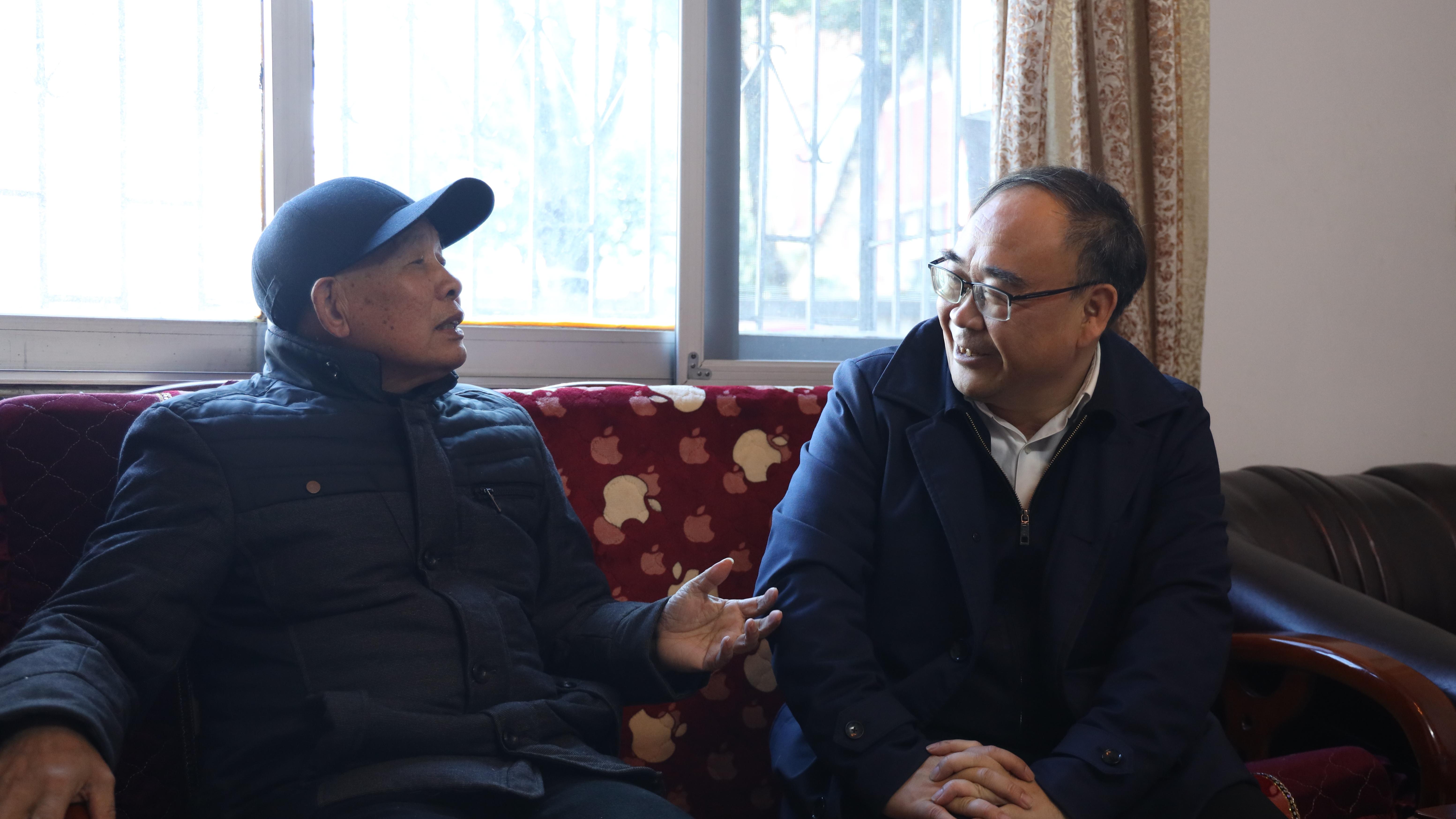 阳新新闻：杨波春节前走访慰问干部群众