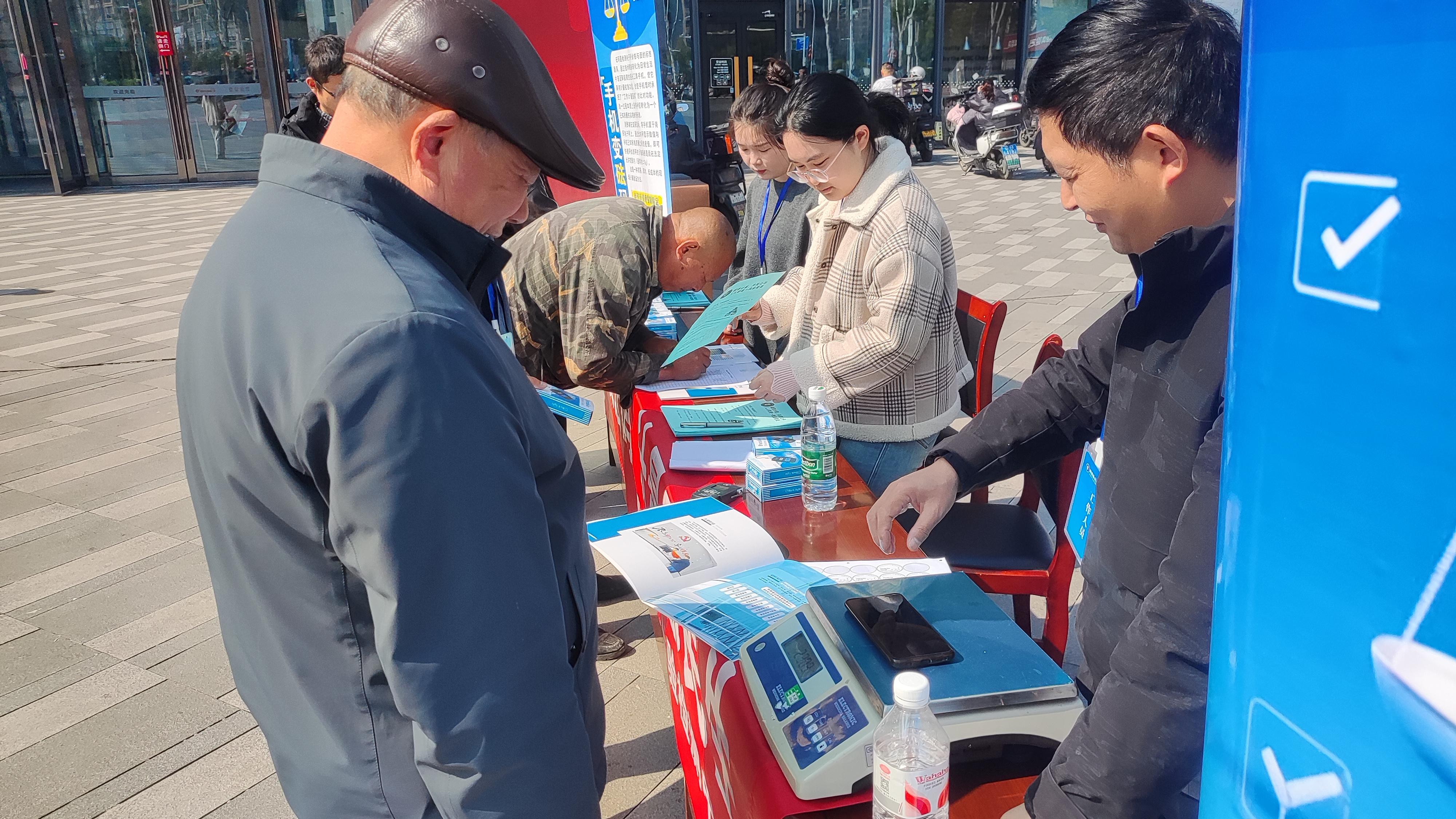 手机变“砝码” 消费更放心——我县开展“3·15”计量惠民专项活动