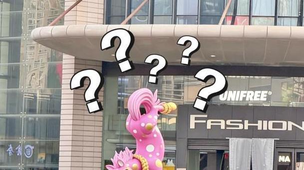 马年雕塑变 “争议梗”！太原 “头逆马” 摆 3 天连夜拆除！