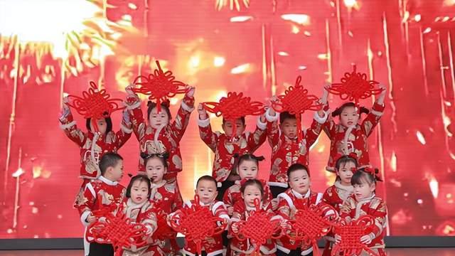 “川藏线”启点簇桥铸牢中华民族共同体意识教育基地举行文艺汇演