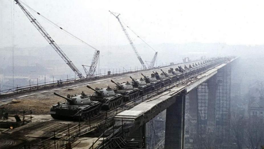 回顾：120辆坦克验收大桥，现12道大裂缝，50人被撤职10亿打了水漂