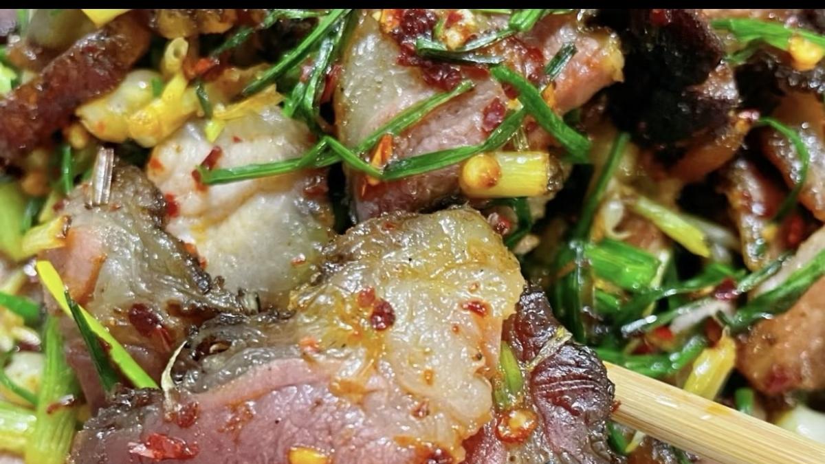 野葱炒烟熏肉，一口咬住春天的烟火气