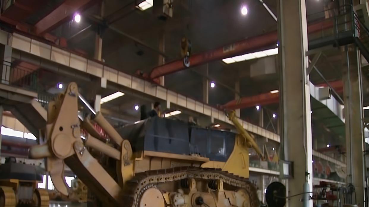 2016年，山东一男子发明了一款推土机，极大地减轻了劳作负担