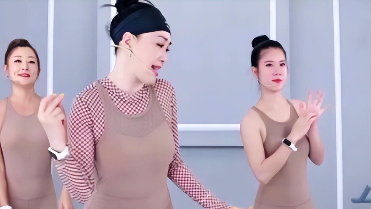 54岁穿紧身衣跳操引热议，钟丽缇的回应方式值得一看