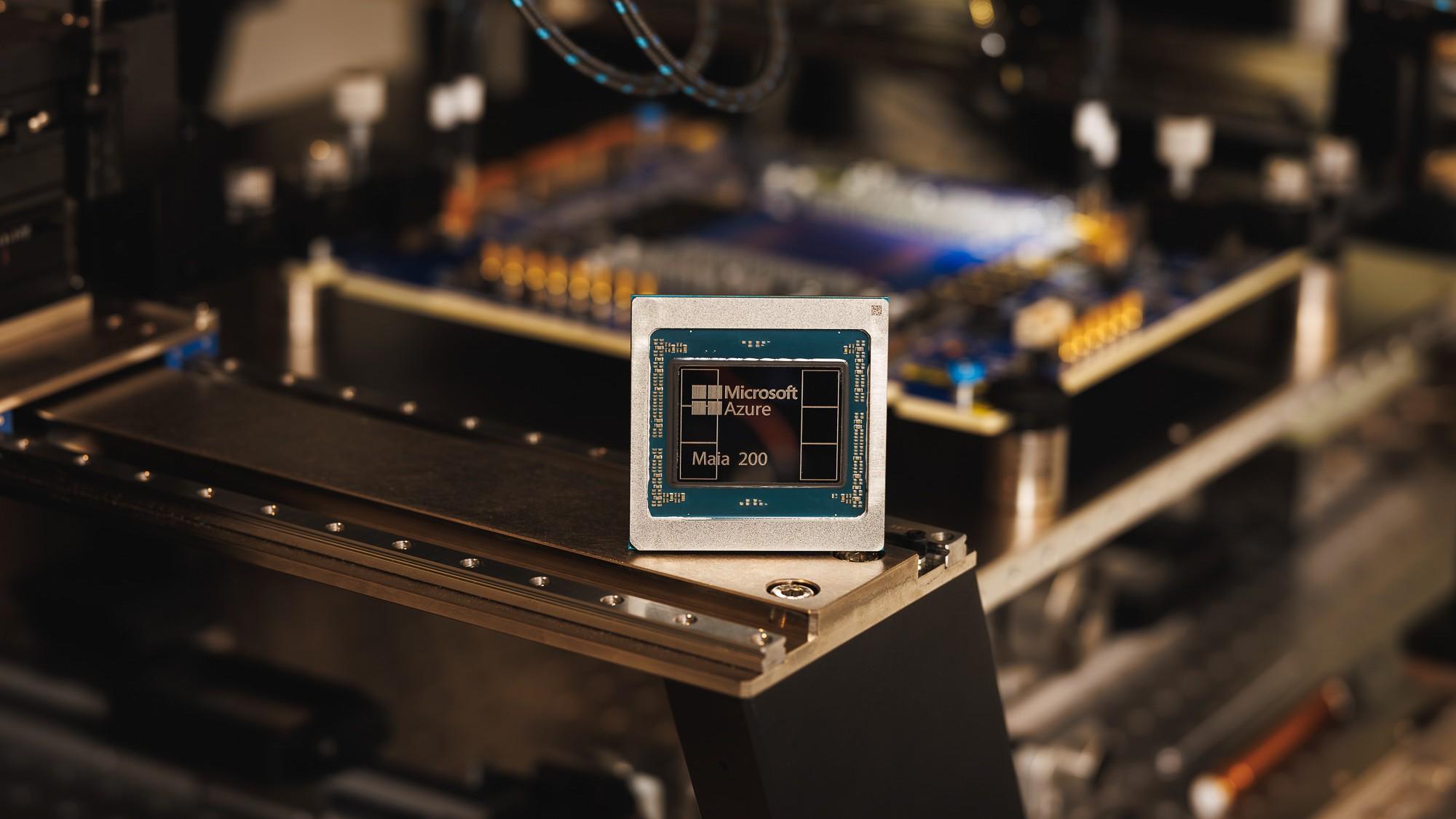 微软新一代AI芯片Maia 200发布：FP8性能超越谷歌第七代TPU！