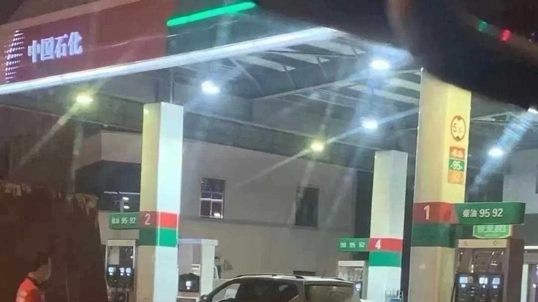 油价重返9元时代！比亚迪插混车主直呼：这波焦虑与我无关！