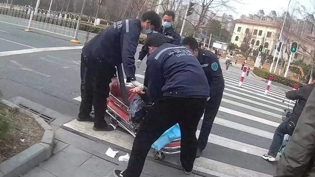 “儿子怒斥癌症母亲碰瓷”何以令人动容