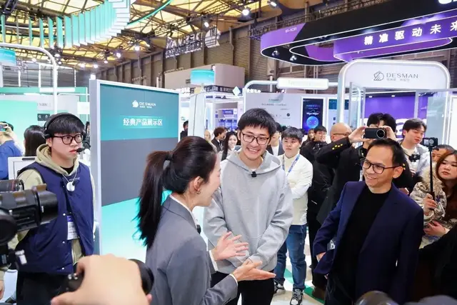 影视飓风Tim探展德施曼AWE展台，联合B站现场解锁AI智能锁新玩法