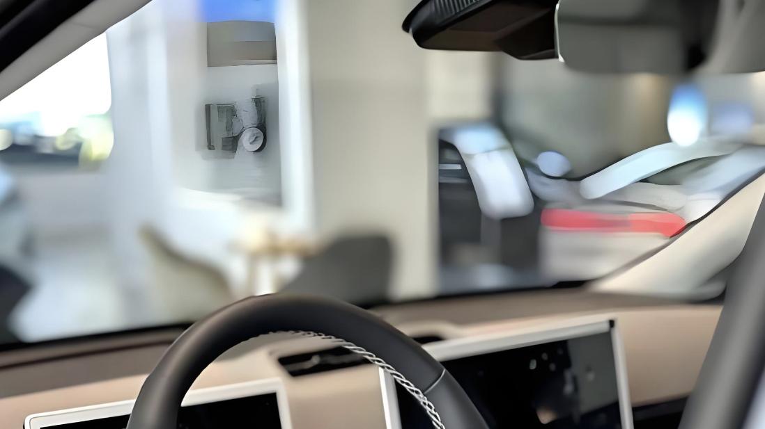 国产高端MPV，车长5.3m，搭载1.5T增程动力+灵韵底盘，续航1500km