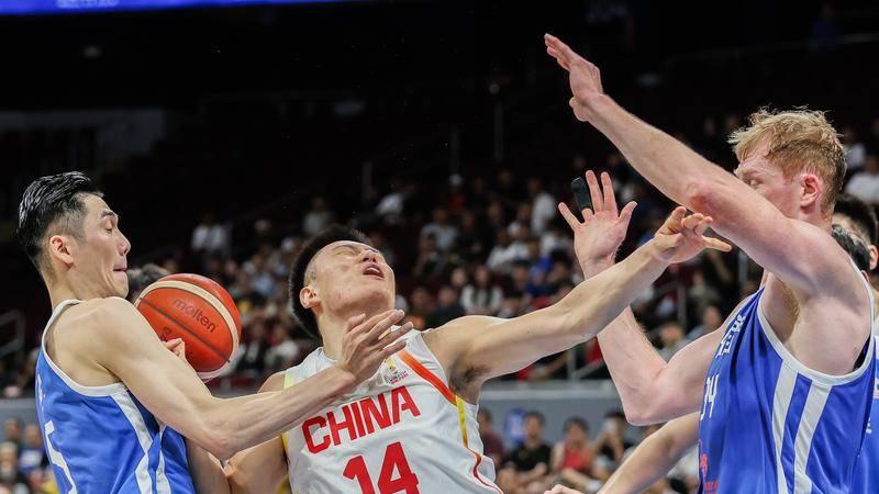 男篮将帅抵京就地解散 李弘权透露郭导耳语内容