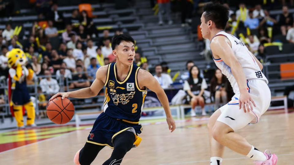 狂胜42分！广东送四川30连败 萨姆纳22分陈家政末节20分创新高