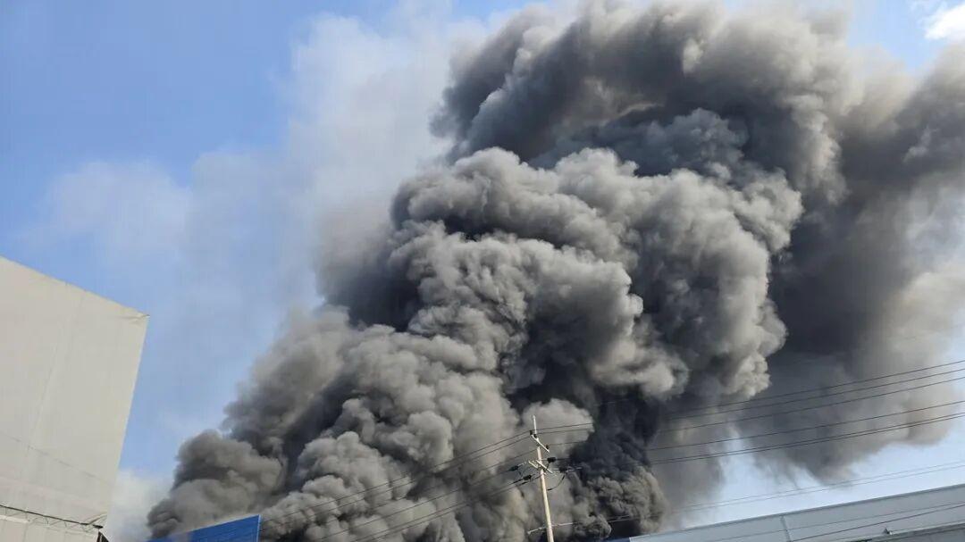 韩国汽车零部件厂突发火灾，53人受伤